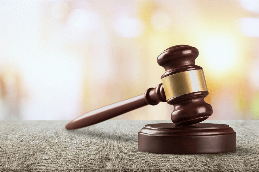 مطرقة القاضي ترمز إلى القوانين والتشريعات